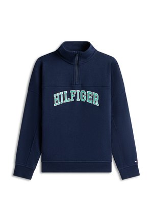 Marineblauer Pullover mit Viertel-Reißverschluss am Hals, mit "HILFIGER" in einem gestickten Bogen über der Vorderseite. Weiche Textur und gerippte Bündchen.