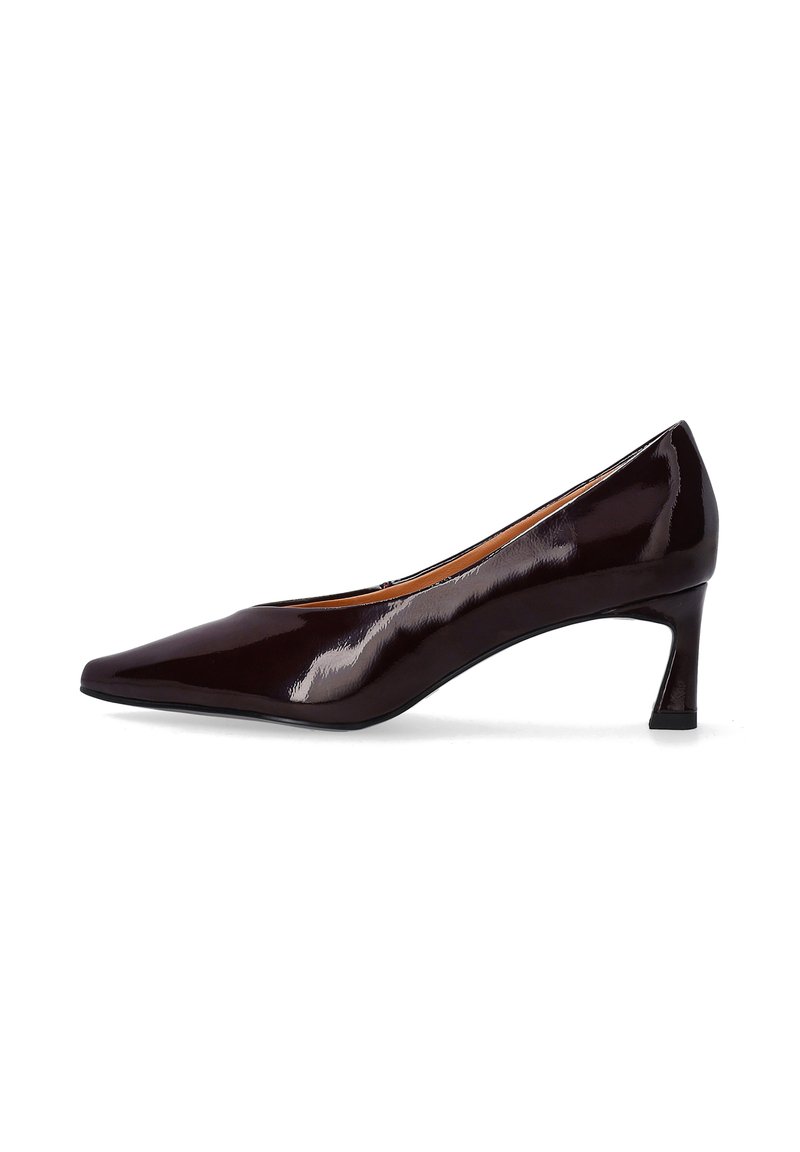 Burgundské lakované lodičky s špičatou špičkou a štíhlým 5 cm podpatkem. Hladký povrch s elegantním tvarem a minimalistickým designem.