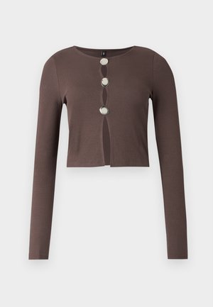 Braunes, geripptes Crop-Top mit langen Ärmeln, rundem Ausschnitt und drei silbernen Knöpfen vorne, akzentuiert durch Ausschnitt-Details.