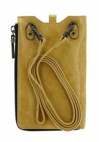 Sac bandoulière en simili cuir jaune avec une surface texturée. Dispose d'un rabat supérieur, de fermetures à cordon et d'une poche latérale noire zippée.