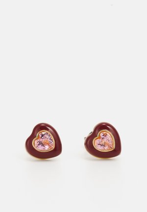 Boucles d'oreilles en forme de cœur avec émail rouge foncé et centres en pierre précieuse rose encadrés d'or.