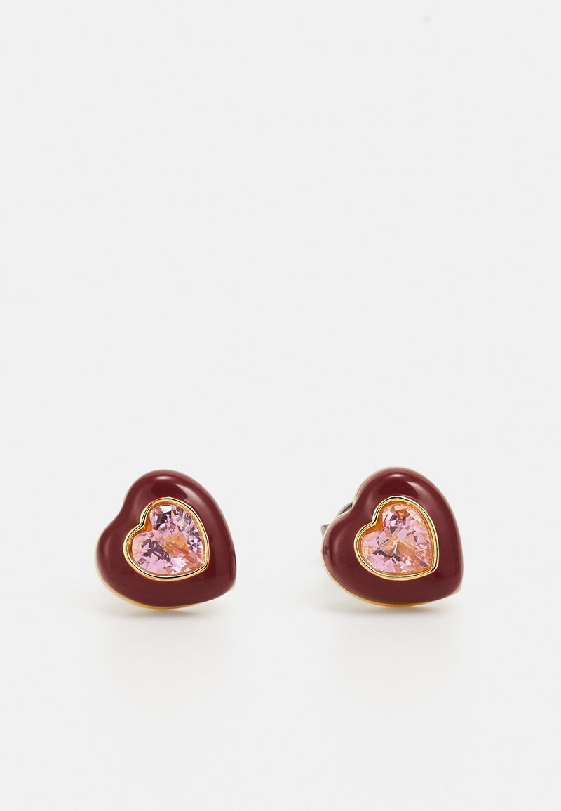 Boucles d'oreilles en forme de cœur avec émail rouge foncé et centres en pierre précieuse rose encadrés d'or.