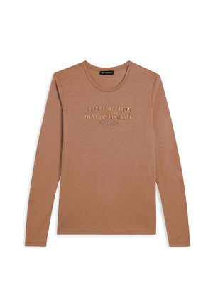 T-shirt in cotone marrone a maniche lunghe con testo in rilievo: "MENO PERFEZIONE PIÙ AUTENTICITÀ FREDDY." Collo rotondo e texture morbida.