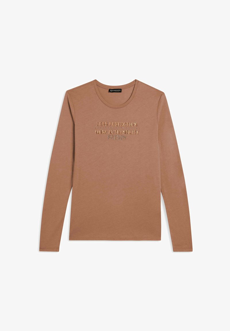 T-shirt en coton marron à manches longues avec du texte en relief : "MOINS DE PERFECTION PLUS D'AUTHENTICITÉ FREDDY." Encolure ronde et texture douce.