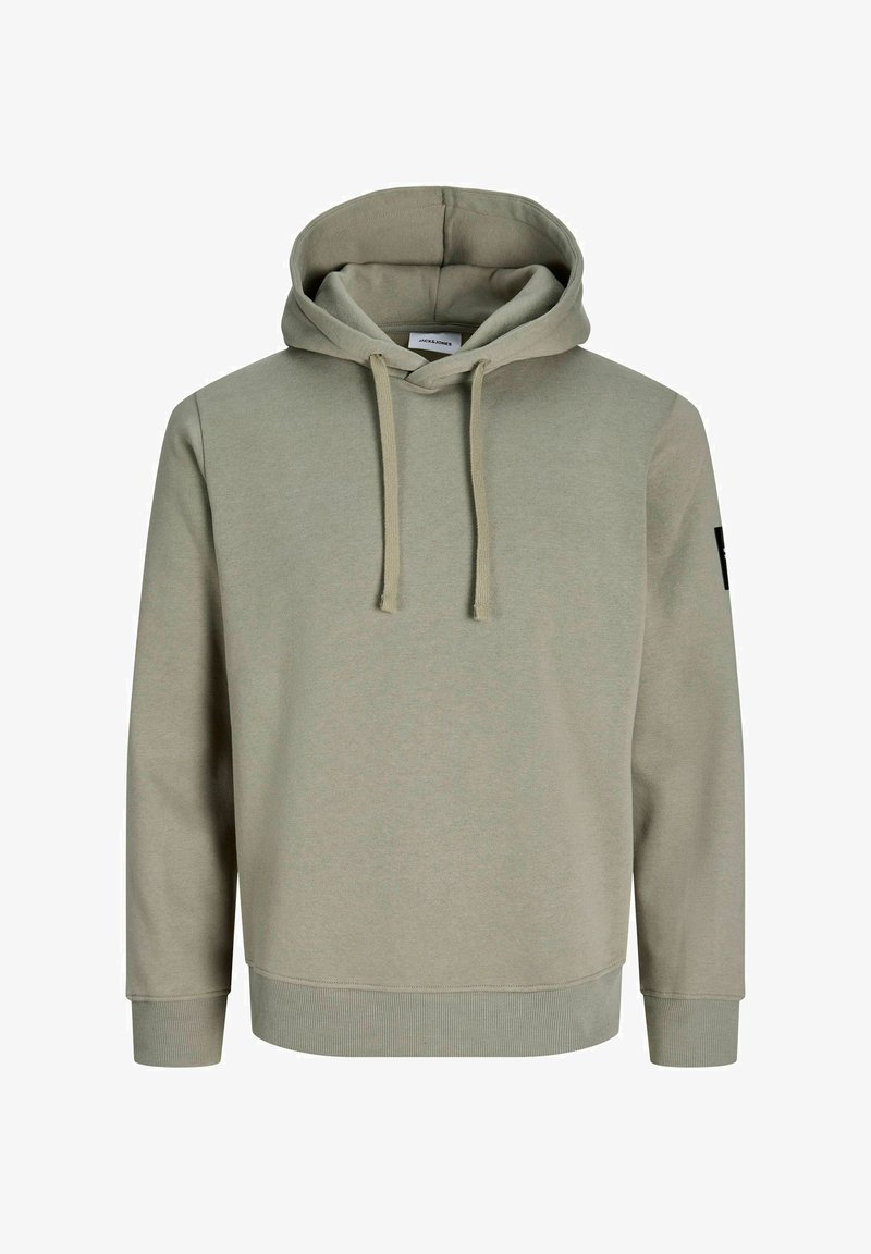 Sweat à capuche vert olive clair avec cordons sur le devant, poignets et ourlet côtelés, et une petite étiquette logo sur la manche gauche.