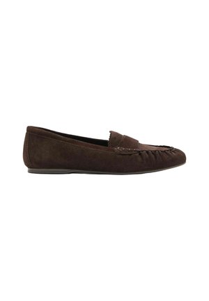 Bruine suède loafer met mocassinnaaien en platte zool, zijaanzicht tegen een witte achtergrond.