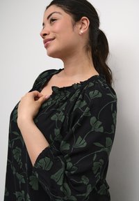 Kaffe Curve KCSIGRIDA - Blůza - black green flower print