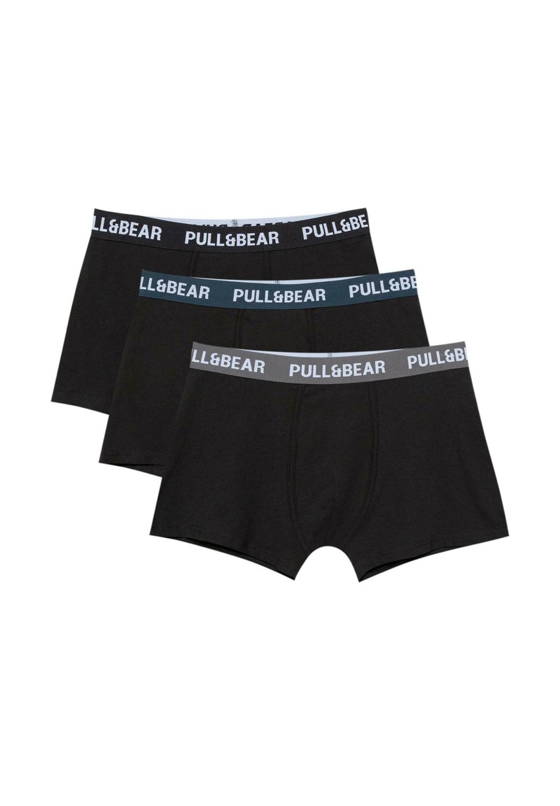 Boxershorts i sort bomuld. Har en glat tekstur, elastisk talje med "PULL&BEAR" branding og en tætsiddende pasform. Tre stk. inkluderet.