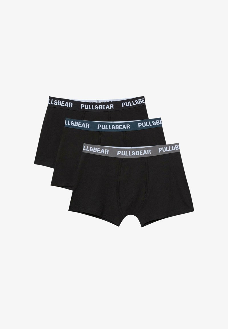 Kratke hlačice od crnog pamuka. Imaju glatku teksturu, elastičan pojas s "PULL&BEAR" oznakom i dizajn koji se prilagođava tijelu. Uključena su tri komada.