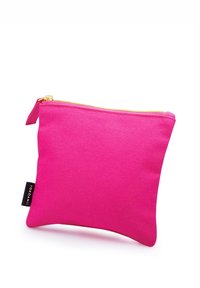 Rosa Stofftasche mit einer strukturierten Oberfläche, goldfarbenem Reißverschluss und einem kleinen schwarzen Etikett an der Seite. Kompakte, rechteckige Form.