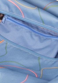 Interno di una borsa di stoffa blu con due scomparti con cerniera. Presenta linee curve colorate in rosa, verde e arancione, con una texture liscia.