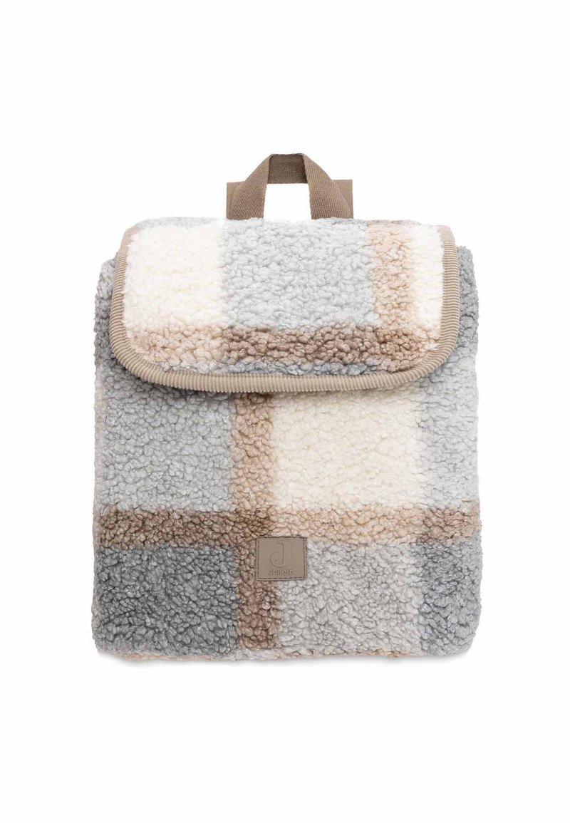 Sac à dos en polaire dans un motif à carreaux gris, blanc et beige. Il dispose d'un rabat repliable, d'une poignée supérieure et d'un patch logo à l'avant.