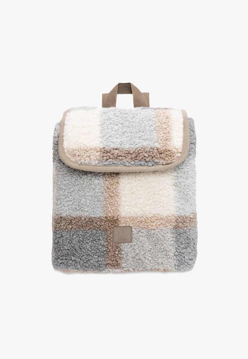 Sac à dos en polaire dans un motif à carreaux gris, blanc et beige. Il dispose d'un rabat repliable, d'une poignée supérieure et d'un patch logo à l'avant.
