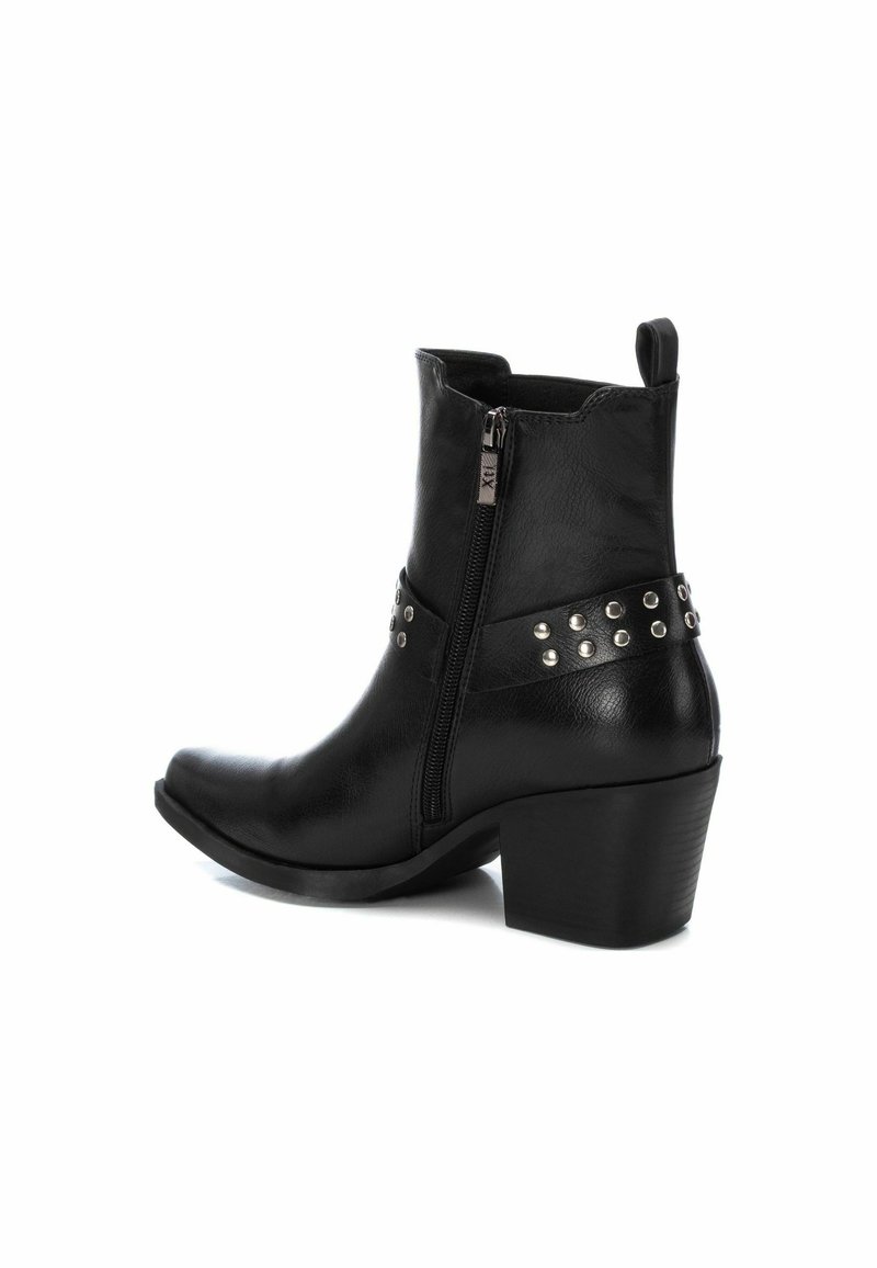 Stivali alla caviglia neri in faux leather con chiusura a zip, punta arrotondata, tacco a blocco e dettagli decorativi con borchie sui lati.