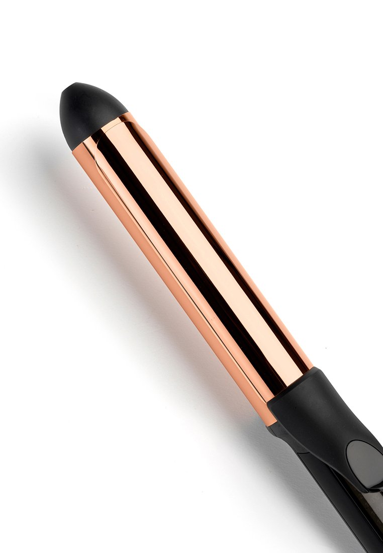Lokówka do włosów z błyszczącą różowo-złotą rurą i czarną rączką. Końcówka jest zaokrąglona i ma przycisk zasilania po boku.