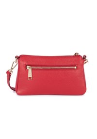 Borsa a tracolla rossa in pelle con finitura texture, caratterizzata da una cerniera e accessori in oro, forma rettangolare compatta e tracolla regolabile.