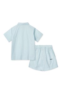 Lyseblå stripete t-skjorte med kort erm og tilhørende shorts med elastisk midje. Stoffet fremstår jevnt med en subtil glans.