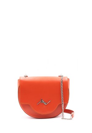 Sac bandoulière en cuir orange avec sangle en chaîne argentée et détail de logo métallique sur le rabat avant, posé sur un fond blanc.