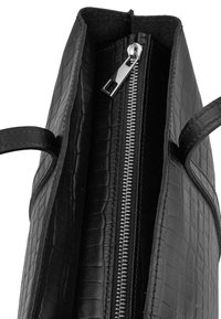 Sac à main synthétique noir avec une texture gaufrée crocodile, doté d'une fermeture éclair sur le dessus et de deux poignées plates pour le transport.