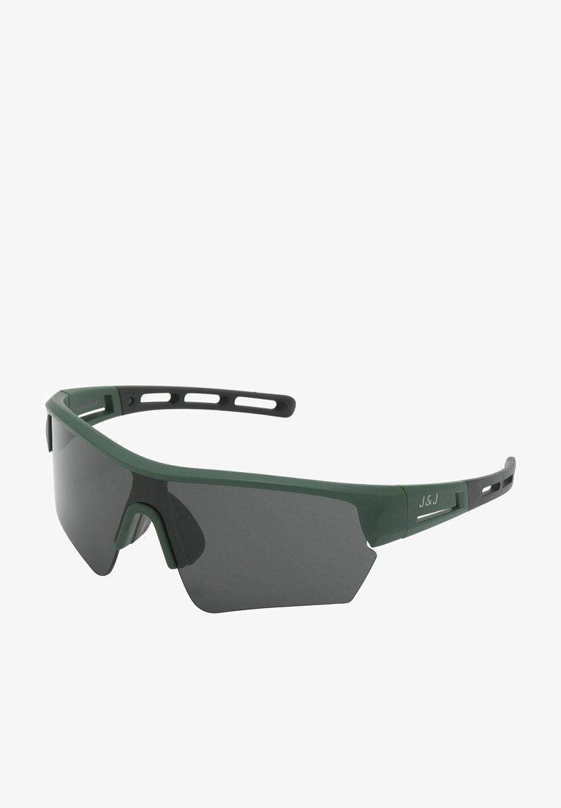 Gafas de sol deportivas verdes con lentes grandes envolventes, montura texturizada y acentos recortados en las varillas para ventilación. Lentes de tono oscuro.