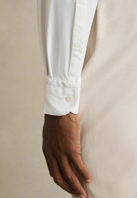 Reiss REGULAR FIT VOYAGER LONG-SLEEVE TRAVEL - Alkalmi ing - white