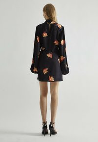 Glamorous HIGH-NECK SWING - Vestido informal - black orange flower