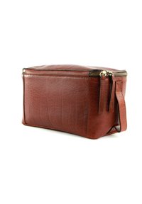 Brun skinn kosmetikkveske med teksturert finish, rektangulær form, gullglidelås og avtakbart belte. Har sømdetaljer.