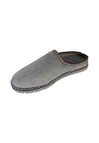 Scarpa slip-on grigia realizzata in materiale morbido, con punta arrotondata e cuciture contrastanti rosse e grigie lungo il bordo e la suola.