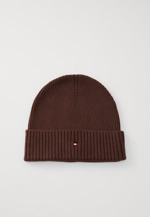 Gorro de punto marrón con puño acanalado. Presenta un pequeño logotipo bordado en azul, blanco y rojo en la parte frontal. Textura suave.