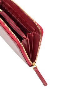 Rød læderpung med guldlynlås, der har indvendige kortlommer, en lynlåslomme og en glat tekstur.
