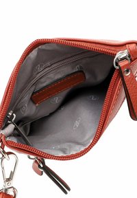 Pochette in pelle rossa con chiusura a zip, rivestimento grigio, tasca interna e patch con logo. Il hardware include clip e zip in tonalità argento.