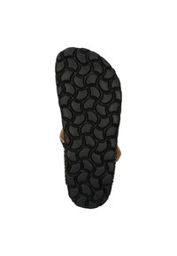 Bruine sandaal met een gestructureerde zwarte rubberen zool met een golfpatroon. De zool heeft gedetailleerde groeven voor grip.