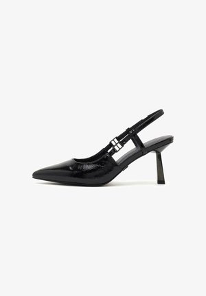 Zwarte slingback pumps van lakleer met een spits toelopende neus en twee vierkante gespen aan de zijkant.