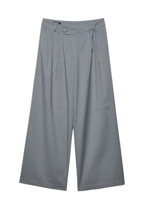 Pantalon gris clair à jambes larges avec un motif à fines rayures subtil, fermeture à boutons sur le devant, passants pour ceinture et détails plissés près de la taille.