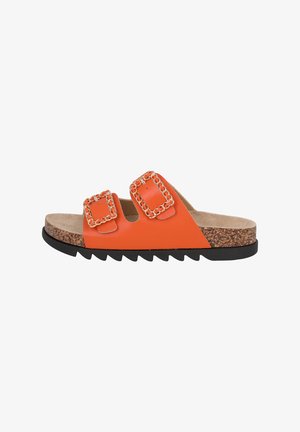 Sandali slide arancioni con due fibbie quadrate con accenti di catena, plantare in sughero e suola in gomma nera texturizzata.