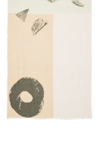 Wielokolorowy pleciony koc z abstrakcyjnymi kształtami w odcieniach zieleni, beżu i kremu. Krawędzie są postrzępione, a jego wykończenie jest lekkie i teksturowane.