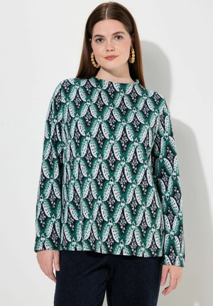 T-shirt à manches longues dans un motif floral vert, noir et blanc, avec un col rond et une coupe décontractée. Tissu doux avec une texture lisse.
