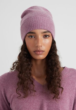 Gebreide muts in zachtroze, met een geribde band. Gemaakt van een wollen mix, licht slouchy ontwerp met een gladde textuur.