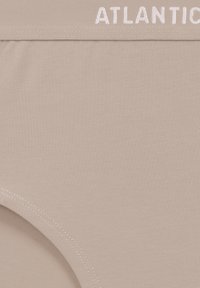 Beżowe bawełniane majtki o gładkiej fakturze, z szerokim elastycznym pasem w talii z nadrukiem marki "ATLANTIC" w białych literach.