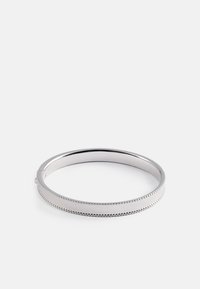 Anillo de plata con una superficie lisa y pulida y un borde de perlas a lo largo del borde. Forma circular, sin patrones o acentos adicionales.