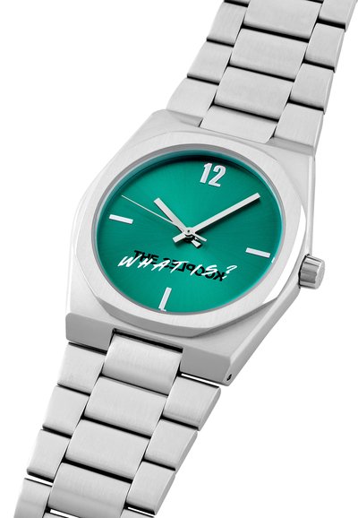 Reloj metálico cuadrado con esfera turquesa, marcadores de hora plateados y pulsera de acero inoxidable cepillado con cierre desplegable.