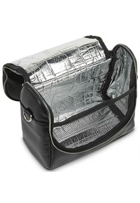 Bolsa aislante negra con un interior arrugado plateado. Cuenta con un cierre con cremallera y un lateral de malla, que ofrece visibilidad y ventilación.
