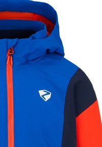 Blaue Jacke mit orangefarbendem Reißverschluss, mit Kapuze und farblich abgestuftem Design in Marineblau. Logo auf der linken Brustseite.