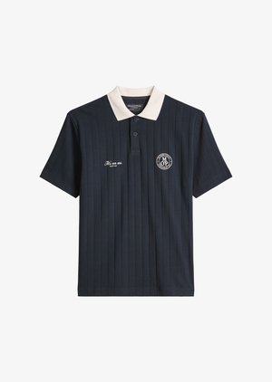 Marineblaues Poloshirt mit kurzen Ärmeln und vertikalen Streifen, weißem Kragen, zwei Knöpfen, "Marc O'Polo"-Logo auf der Brust und weißer bestickter Schrift.