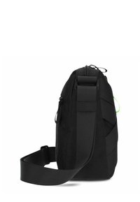 Bolsa de tela negra con cierre de cremallera, correa ajustable, bolsillo lateral y detalles en verde. Diseño compacto con una textura suave.