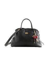 Zwarte leren handtas met dubbele handvatten en een afneembare schouderriem, voorzien van decoratieve charme's waaronder rode kersen en een sleutelhanger.