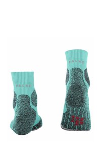 Türkise Socken mit strukturierten Griffen und gerippten Oberteilen, auf denen der Markenname "FALKE" in hellrosa zu sehen ist. Von der Seite und von hinten präsentiert.