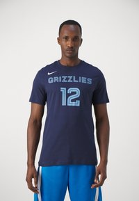 Mørkeblå Nike t-shirt med "GRIZZLIES" og nummer "12" i lys blå. Korte ærmer, rund hals, blanding af bomuldsstof.