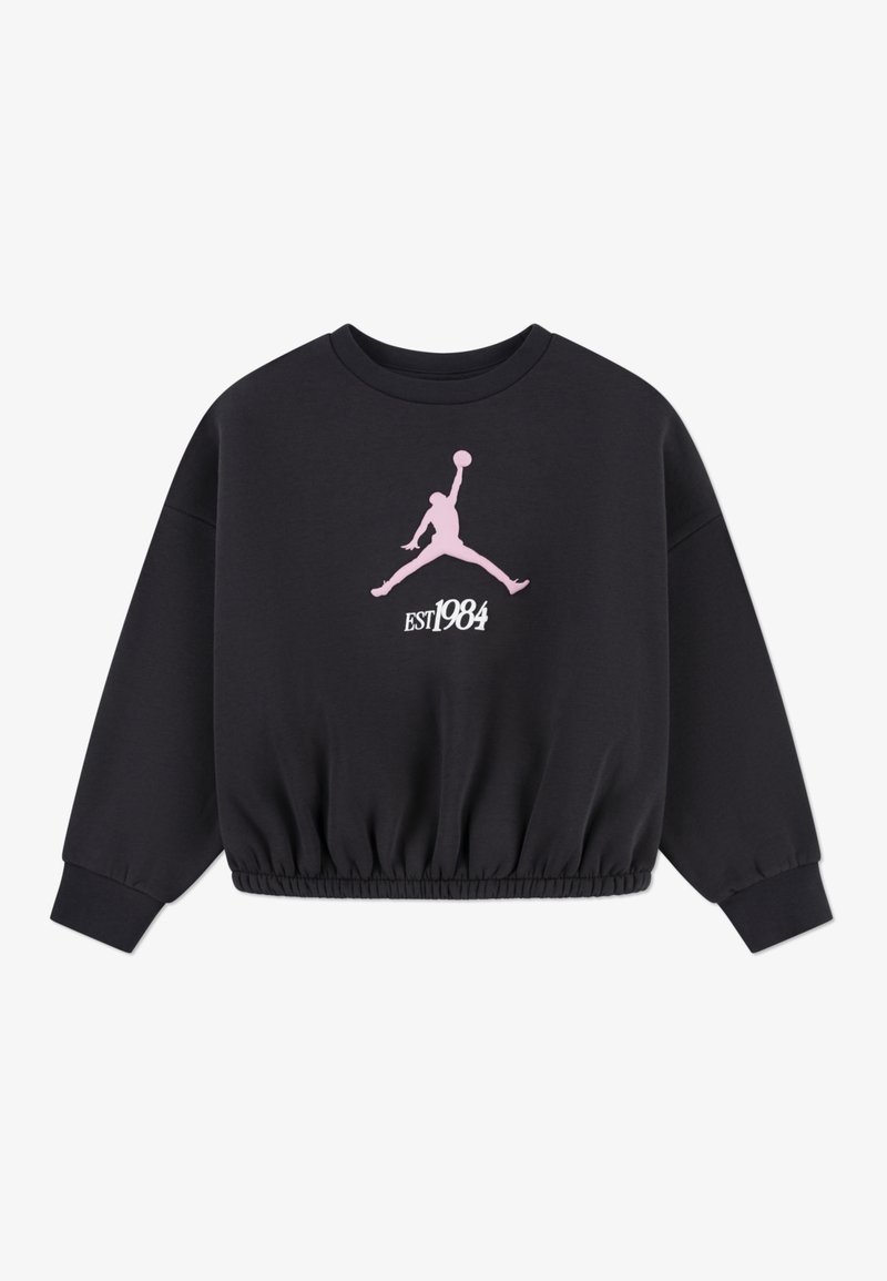 Felpa nera cropped con logo Jordan rosa e testo "EST 1984" in bianco. Presenta polsini a coste e orlo arricciato. Tessuto morbido.