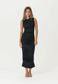 Rochie neagră fără mâneci cu un design care pune în evidență silueta, având detalii plisate și un tiv evazat. Textură netedă și finisaj până la genunchi.